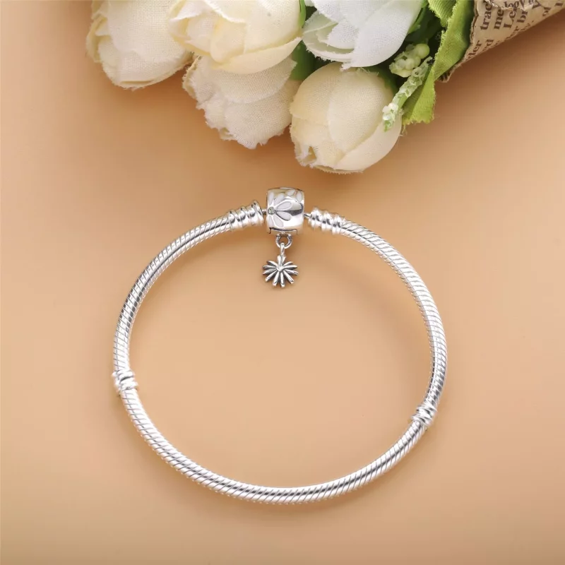 (afbeelding voor) PANDORA Moments Snake Chain Armband Met Madeliefje Sluiting 598776C01 - Bekijken 4