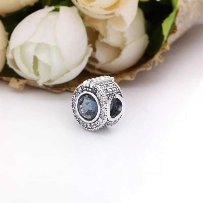 (afbeelding voor) PANDORA Sprankelende Pavé Crown O Hangende Bedel - 799058C01 - Bekijken 3