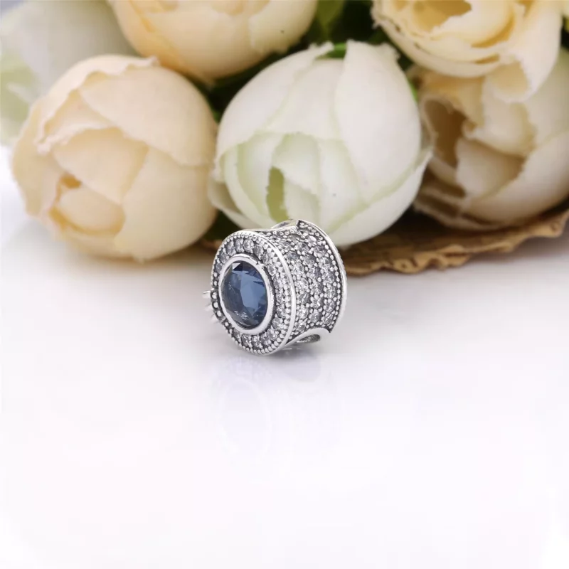 (afbeelding voor) PANDORA Sprankelende Pavé Crown O Hangende Bedel - 799058C01 - Bekijken 4