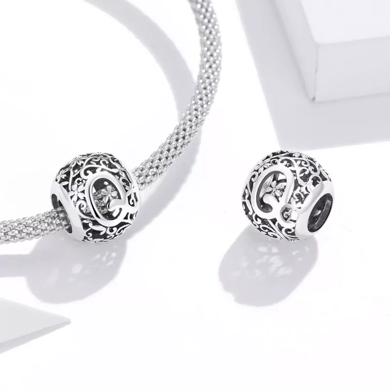 (afbeelding voor) Pandora Style Opengewerkte bloemenletter Q Bedel - SCC1444-Q - Bekijken 4