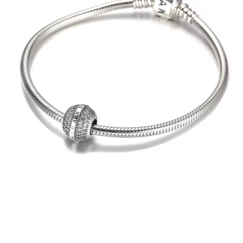 (afbeelding voor) PANDORA Pavé & Logo Bedel - 799489C01 - Bekijken 5