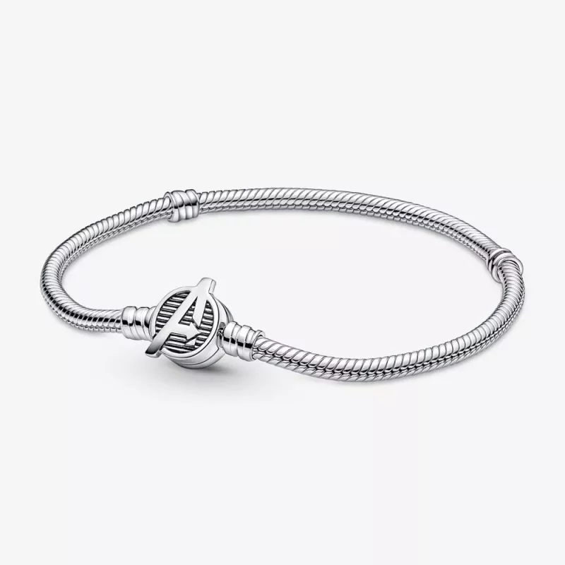 (afbeelding voor) Pandora Moments Snake Chain Armband met Marvel The Avengers Logo Sluiting - 590784C00