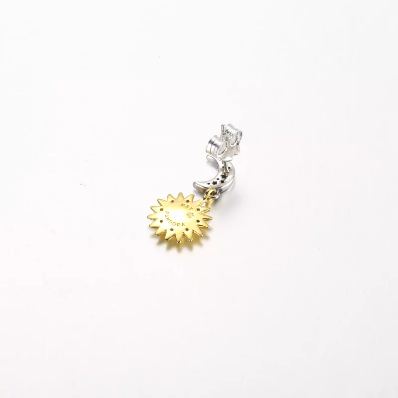 (afbeelding voor) Pandora Twee-Tone Omgekeerde Zon & Maan Stud Oorbellen - 262442C01 - Bekijken 3