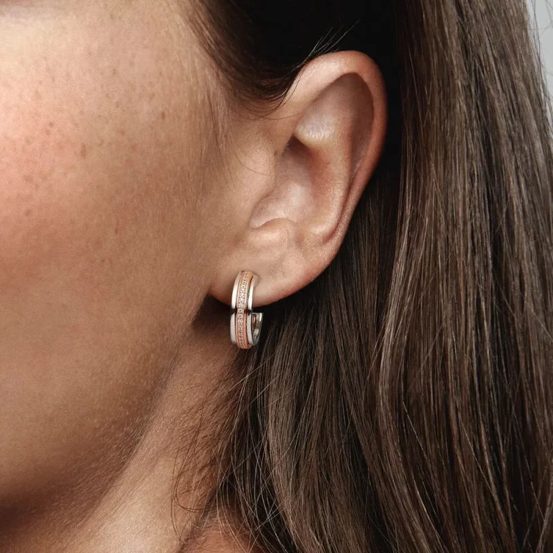 (afbeelding voor) Pandora Signature Tweekleurige Logo & Pavé Oorbellen - 282737C01 - Bekijken 3