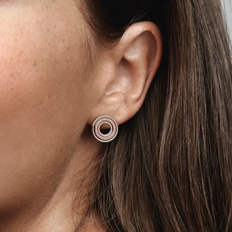 (afbeelding voor) Pandora Signature Tweekleurige Logo & Pavé-Studoorbellen - 282780C01 - Bekijken 3