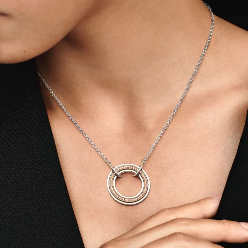 (afbeelding voor) Pandora Signature Tweekleurige Logo & Pavé-hanger - 382772C01 - Bekijken 2