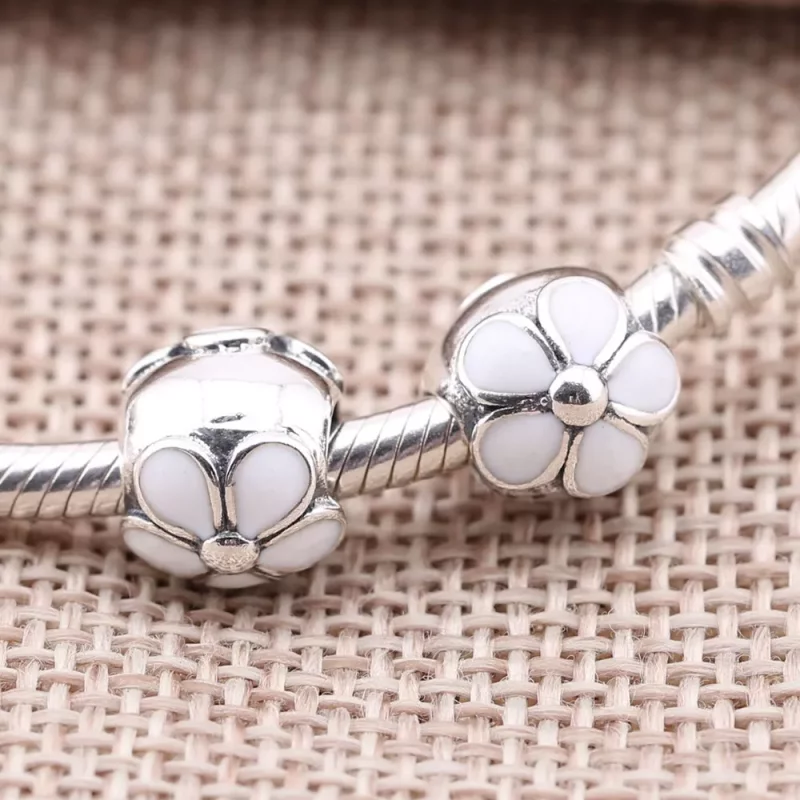 (afbeelding voor) PANDORA Daisies Silver Clip With White Enamel - 791259En12 - Bekijken 2