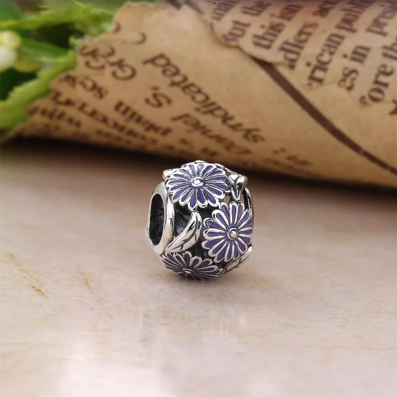 (afbeelding voor) PANDORA Daisy Silver Bedel With Lavender Enamel - 791487En66 - Bekijken 2