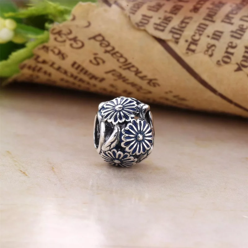 (afbeelding voor) PANDORA Daisy Silver Bedel With Lavender Enamel - 791487En66 - Bekijken 3