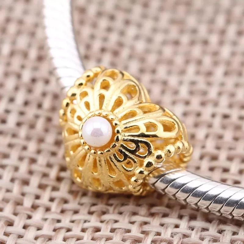 (afbeelding voor) PANDORA Openwork Heart Gold Bedel With White Freshwater Cultured Pearls - 750822 - Bekijken 2