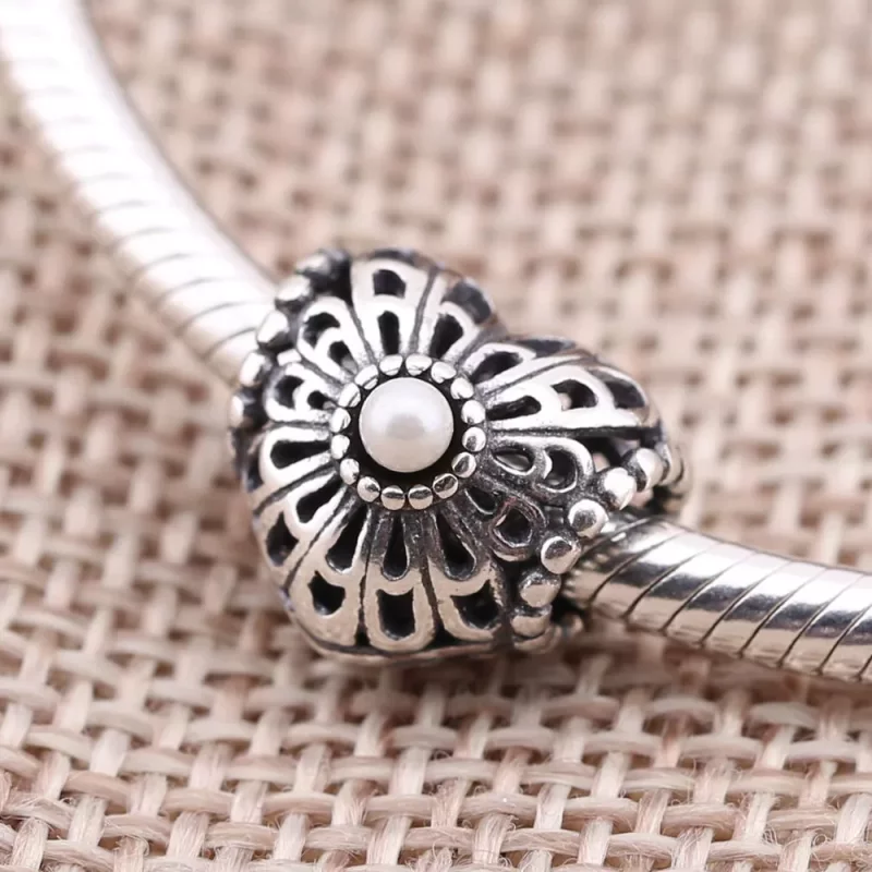 (afbeelding voor) PANDORA Openwork Heart Gold Bedel With White Freshwater Cultured Pearls - 750822 - Bekijken 3